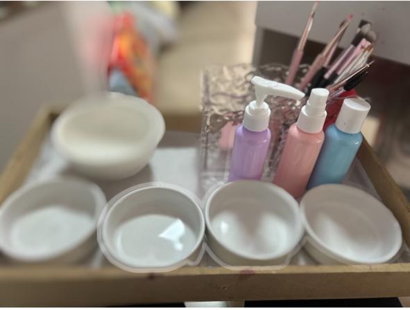 Materiais usados na pintura: tintas, pincéis e potinhos organizados na bandeja