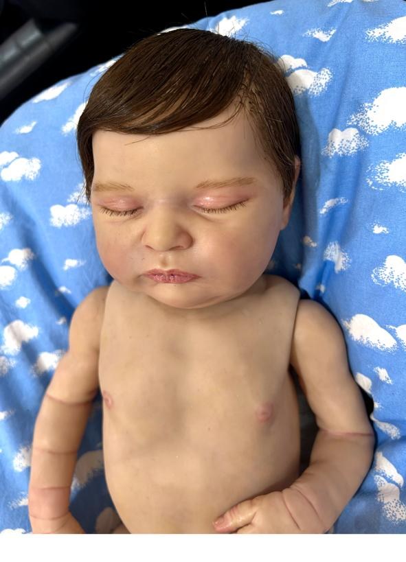 Bebê reborn em vinil feita à mão por Camila, com pintura e cabelos realistas